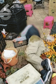 昆明一老人赶集摔倒压坏水果摊！中午就带着家属找来了<strong></p>
<p>etf币</strong>，摊主慌了……
