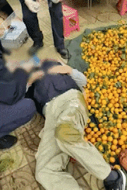 昆明一老人赶集摔倒压坏水果摊！中午就带着家属找来了<strong></p>
<p>etf币</strong>，摊主慌了……