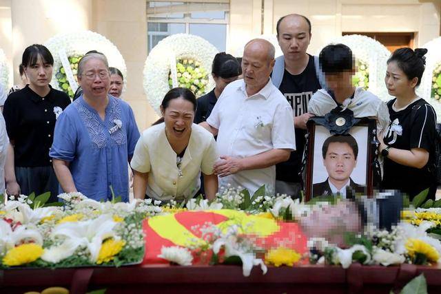 痛心<strong></p>
<p>etf币</strong>！武汉版“八里河派出所”所长凌晨在所里倒下 年仅52岁