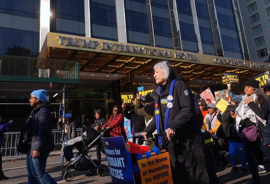 "化恐惧为战斗<strong></p>
<p>etf币</strong>！"全美多地爆发反特朗普游行