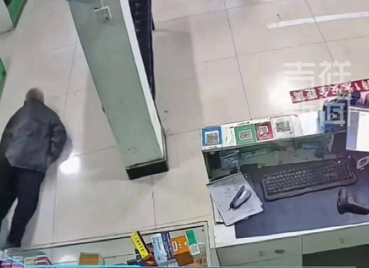 药店摔倒无人扶老人已去世<strong></p>
<p>etf币</strong>,律师:药店无需担责