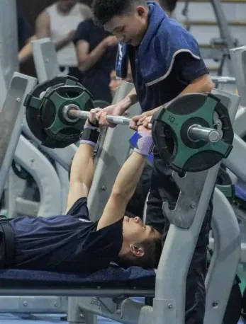 “八块腹肌和胸肌我都看习惯了”<strong></p>
<p>链币网</strong>!浙江这所高校的健身房太火爆