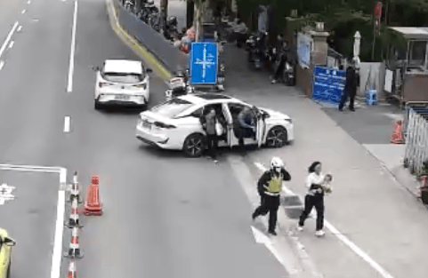 幼童误食药物导致腹痛难忍，普陀警方开辟绿色通道及时送医