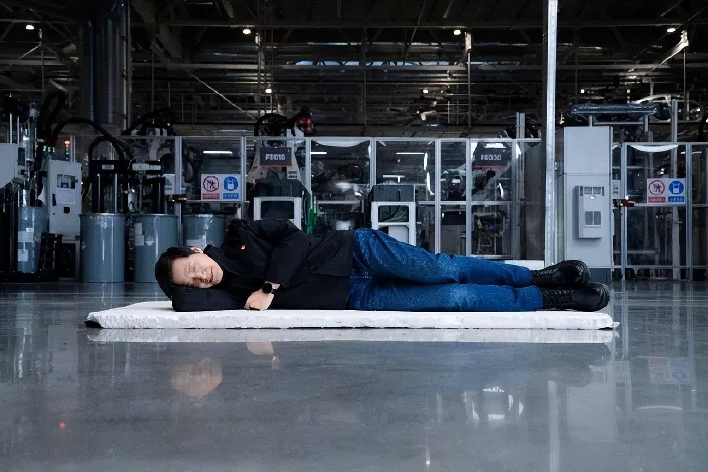 雷军称小米SU7已生产10万台<strong></p>
<p>上币精品网</strong>,晒躺在车间地板睡觉照片,回应“到工厂拧螺丝”:我常去