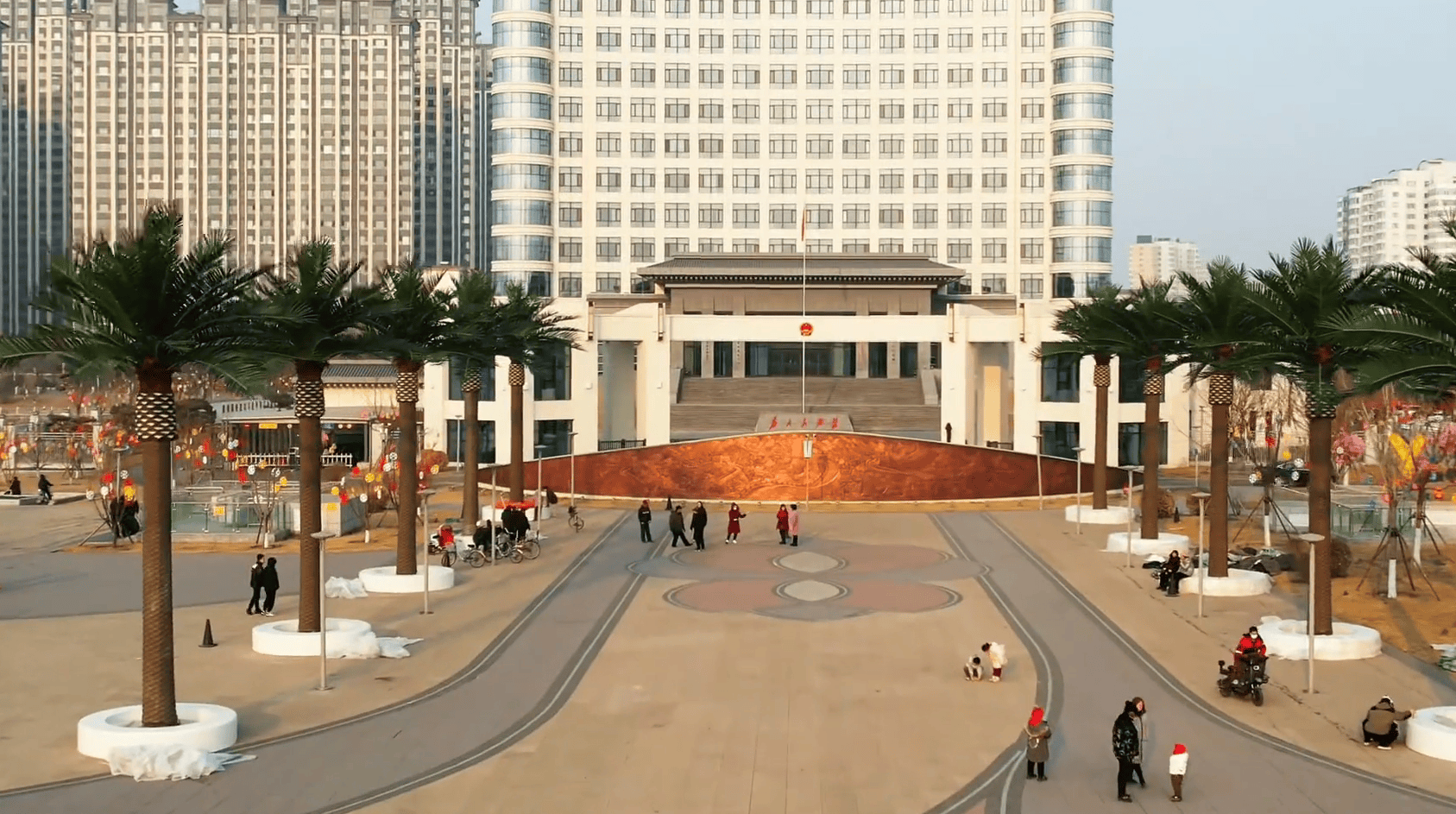 县政府门前广场花1305万建设仿真椰子树、雕塑等<strong></p>
<p>上币精品网</strong>,中央点名通报后,仿真椰子树连夜拆除