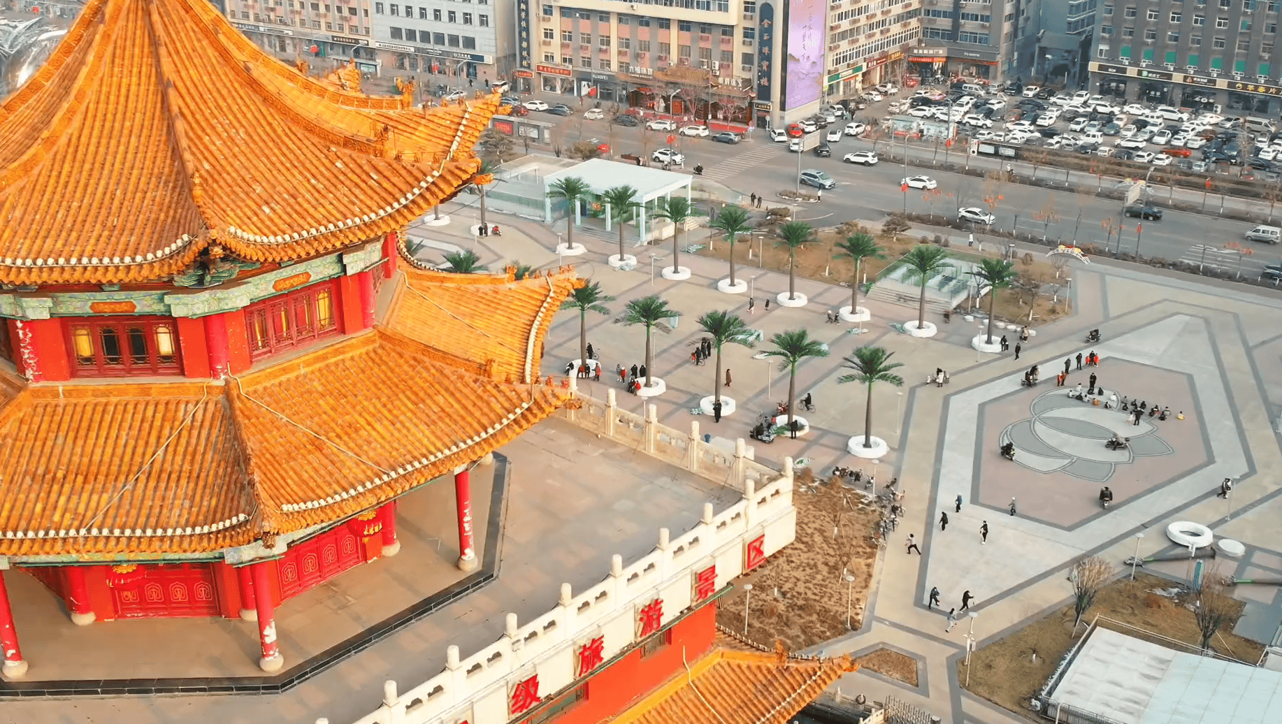 县政府门前广场花1305万建设仿真椰子树、雕塑等<strong></p>
<p>上币精品网</strong>,中央点名通报后,仿真椰子树连夜拆除