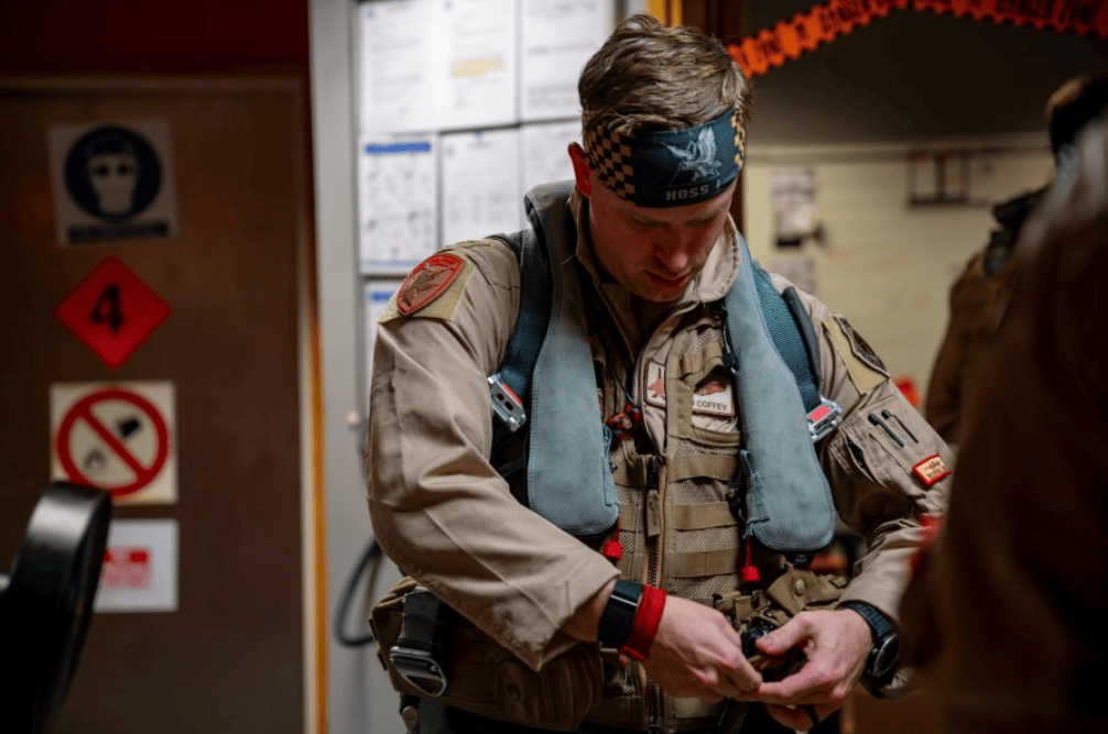 美军F15飞行员回忆深夜交战伊朗无人机：对抗<strong></p>
<p>aaa币行情</strong>他们犹如“盲人摸象”