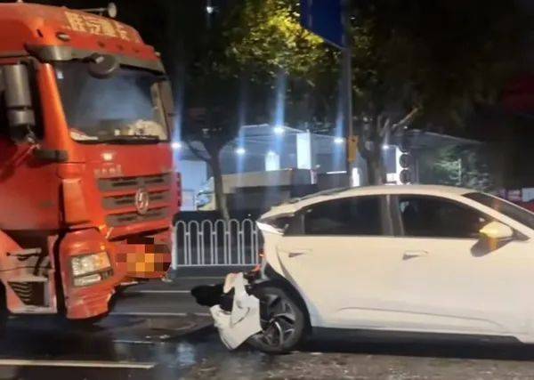 凌晨<strong></p>
<p>aaa币行情</strong>,上海一路口多车追尾!目击者:疑似大货车惹祸,撞击力度大