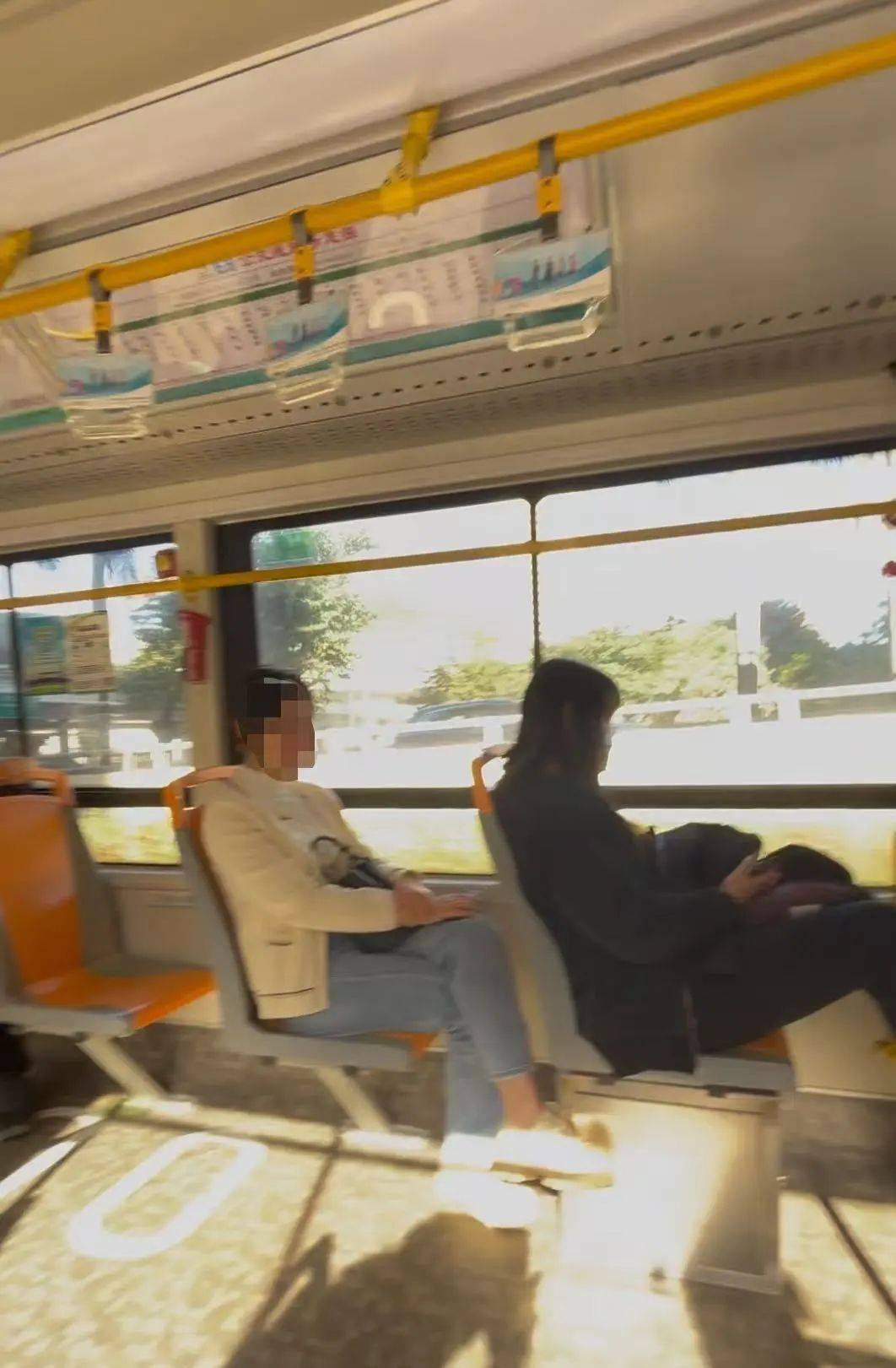 “晒足一小时太阳”！深圳一公交被指遮阳设施差<strong></p>
<p>币圈论坛社区</strong>，记者实测