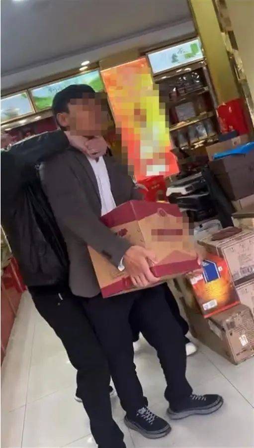 男子花7200元买酒<strong></p>
<p>币圈论坛社区</strong>,扫防伪码竟扫出不雅网站,还遭商家“锁喉”抢酒?