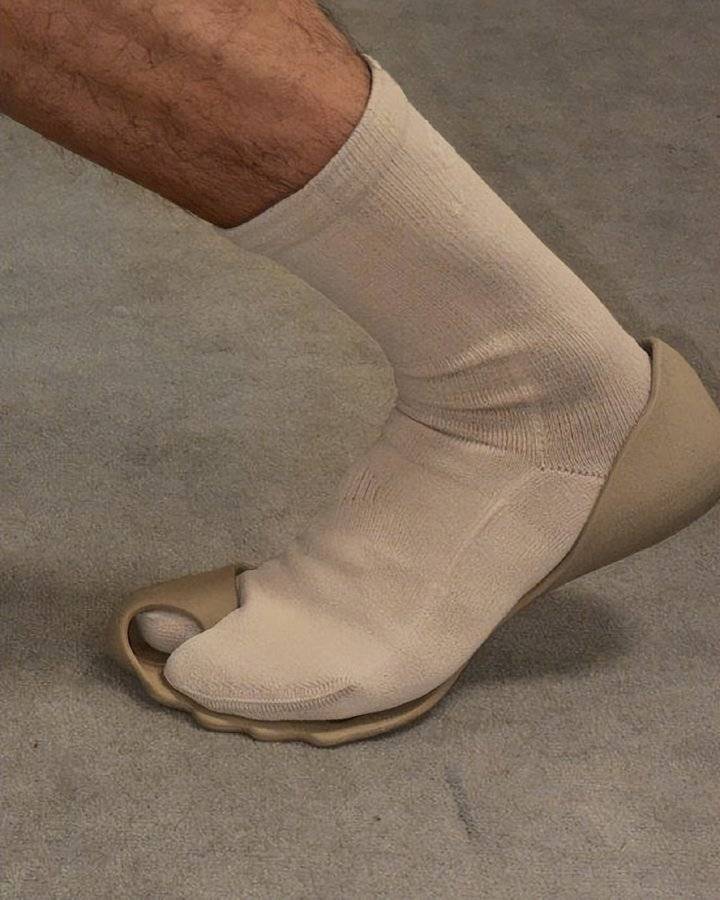 巴黎世家这鞋要卖1万多<strong></p>
<p>币圈整顿</strong>？网友看傻：确定不是鞋垫？