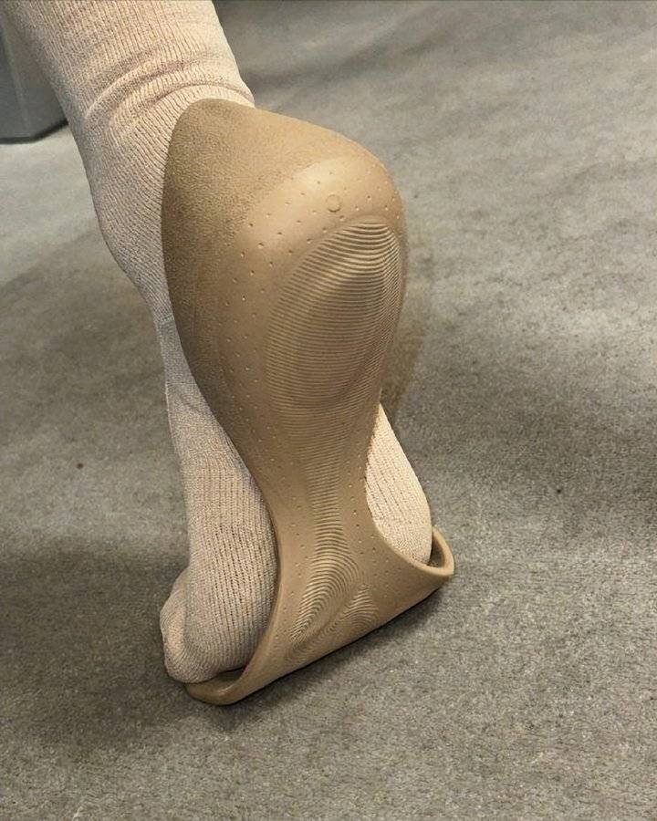 巴黎世家这鞋要卖1万多<strong></p>
<p>币圈整顿</strong>？网友看傻：确定不是鞋垫？