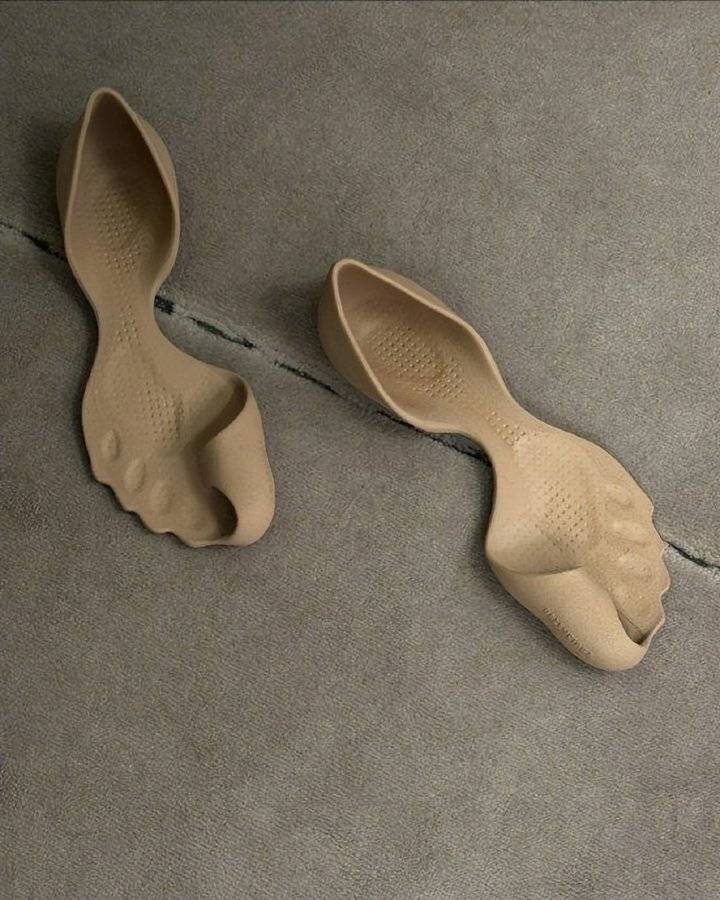 巴黎世家这鞋要卖1万多<strong></p>
<p>币圈整顿</strong>？网友看傻：确定不是鞋垫？