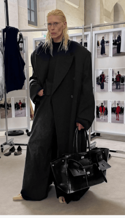 巴黎世家这鞋要卖1万多<strong></p>
<p>币圈整顿</strong>？网友看傻：确定不是鞋垫？