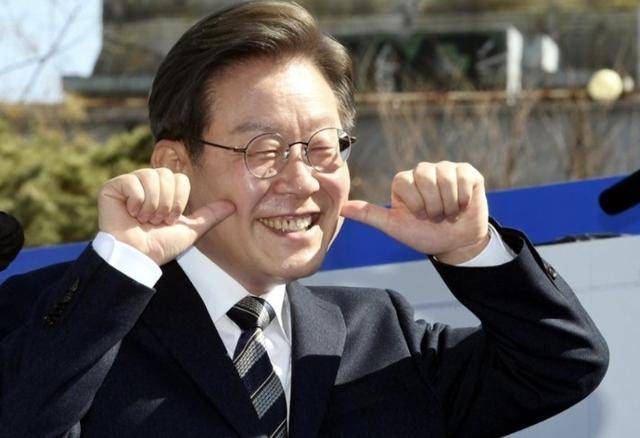 执政党捏着鼻子要“保尹”<strong></p>
<p>币圈整顿</strong>,尹锡悦的总统宝座,将由8个人决定