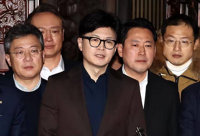 执政党捏着鼻子要“保尹”<strong></p>
<p>币圈整顿</strong>,尹锡悦的总统宝座,将由8个人决定