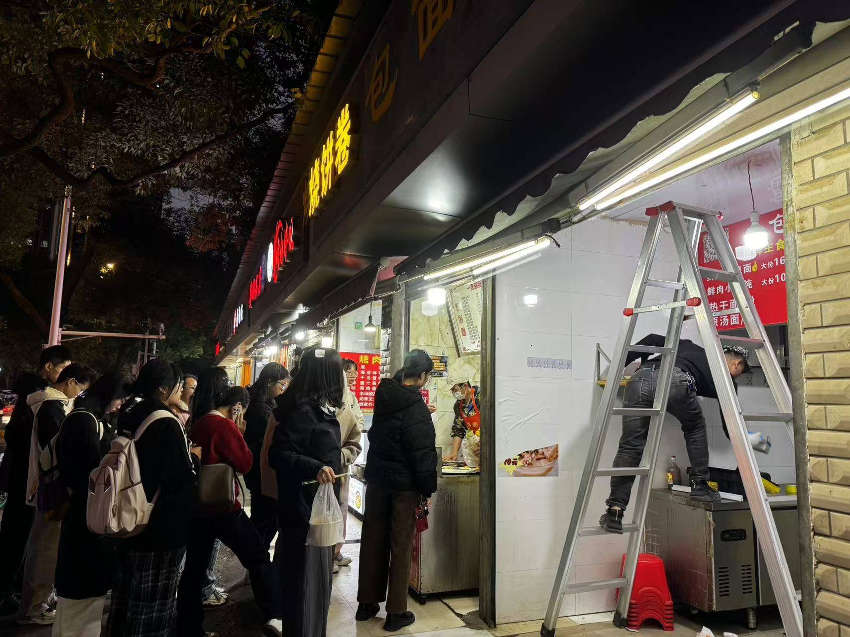 小伙租下门面后问路人“该干点啥好”<strong></p>
<p>蜜蜜币</strong>，收获上百条留言，最后决定做红油包子