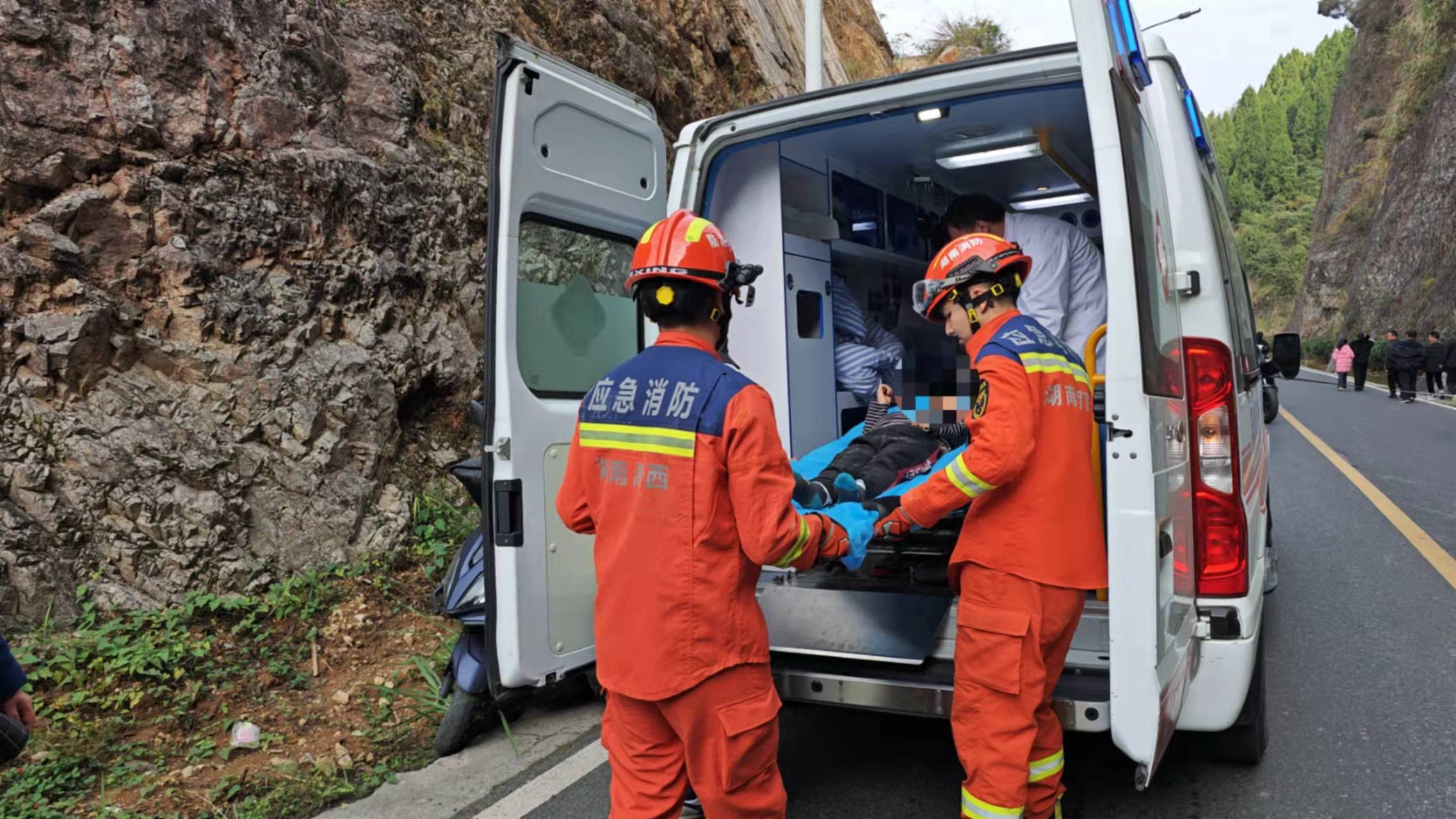 奇迹!湘西6岁男孩滑下40米高悬崖<strong></p>
<p>蜜蜜币</strong>,找到时还能说话!救援人员分析生还原因