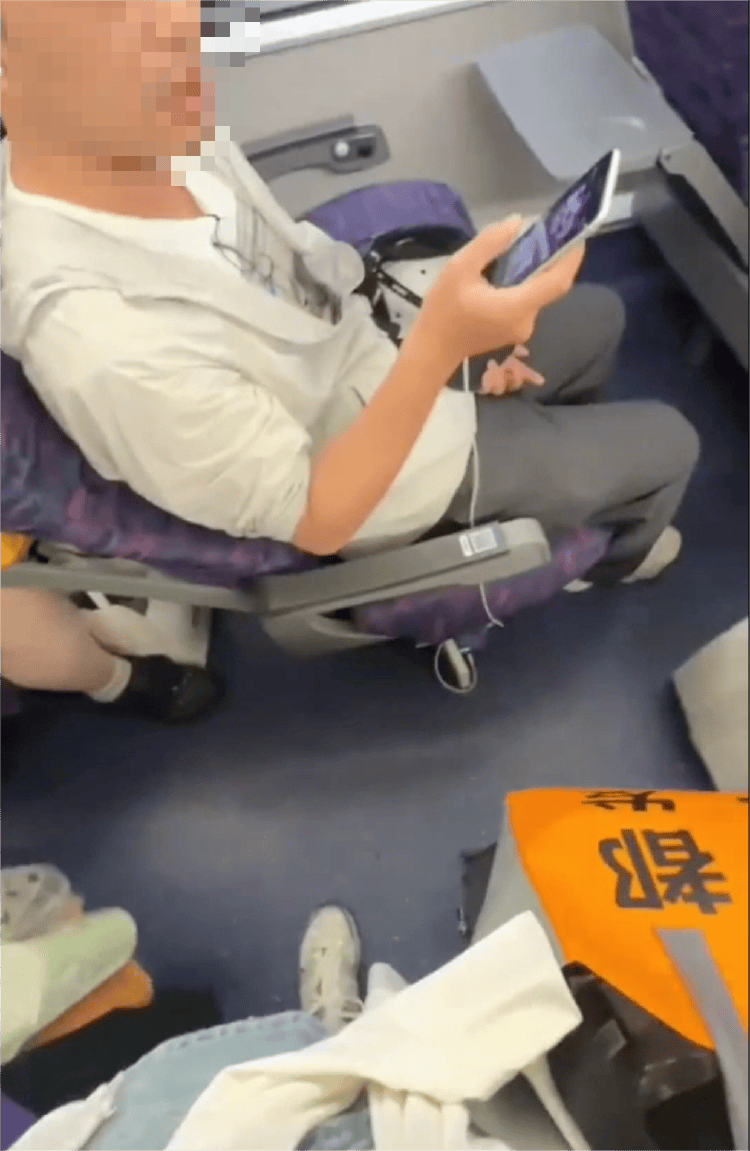 母女俩列车霸座还持刀威胁<strong></p>
<p>蜜蜜币</strong>，12306回应