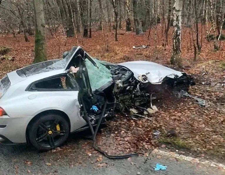 知名球星突发车祸<strong></p>
<p>蜜蜜币</strong>!法拉利被撞烂