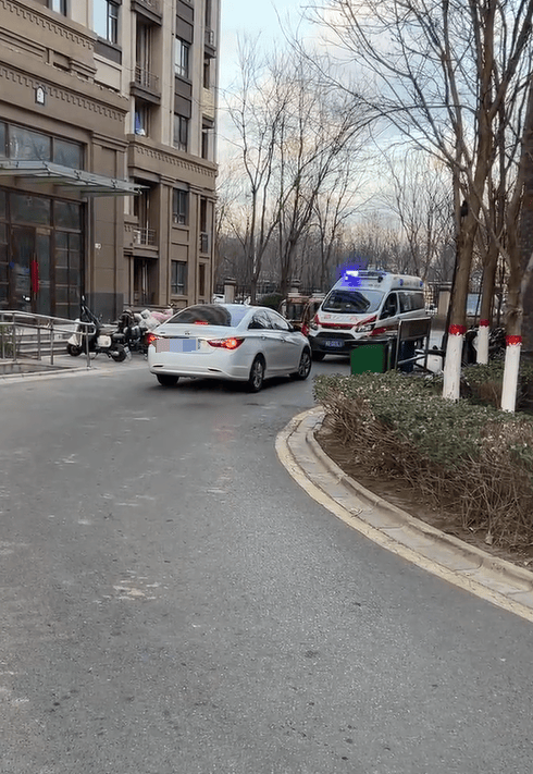 私家车未让救护车反而步步紧逼<strong></p>
<p>洪币价格</strong>，目击者：老人遗憾离世，河北警方：行政拘留！