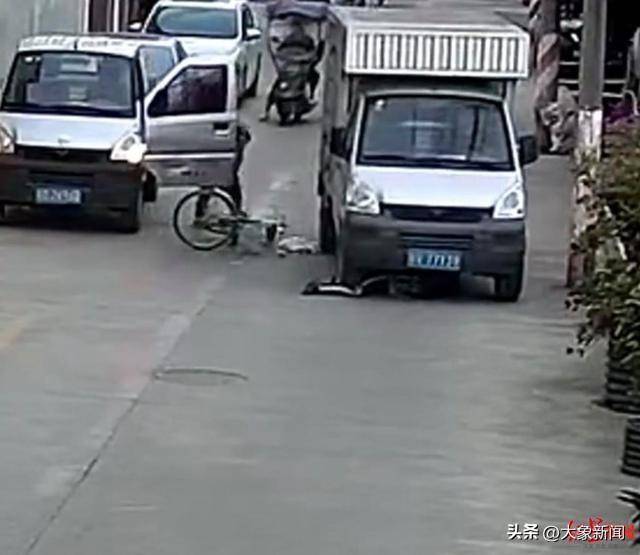男孩骑单车遭遇“开门杀”<strong></p>
<p>炒币破产</strong>，摔倒后又被小货车碾压 广东汕头有关部门：及时送医，无生命危险