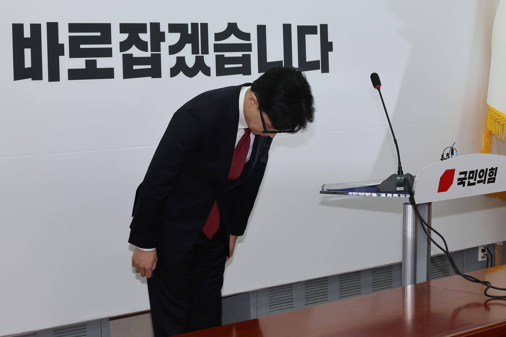 突然主张弹劾总统的韩国执政党党首:曾获尹锡悦多次提拔<strong></p>
<p>扣币</strong>,后因第一夫人惹怒“亲尹派”