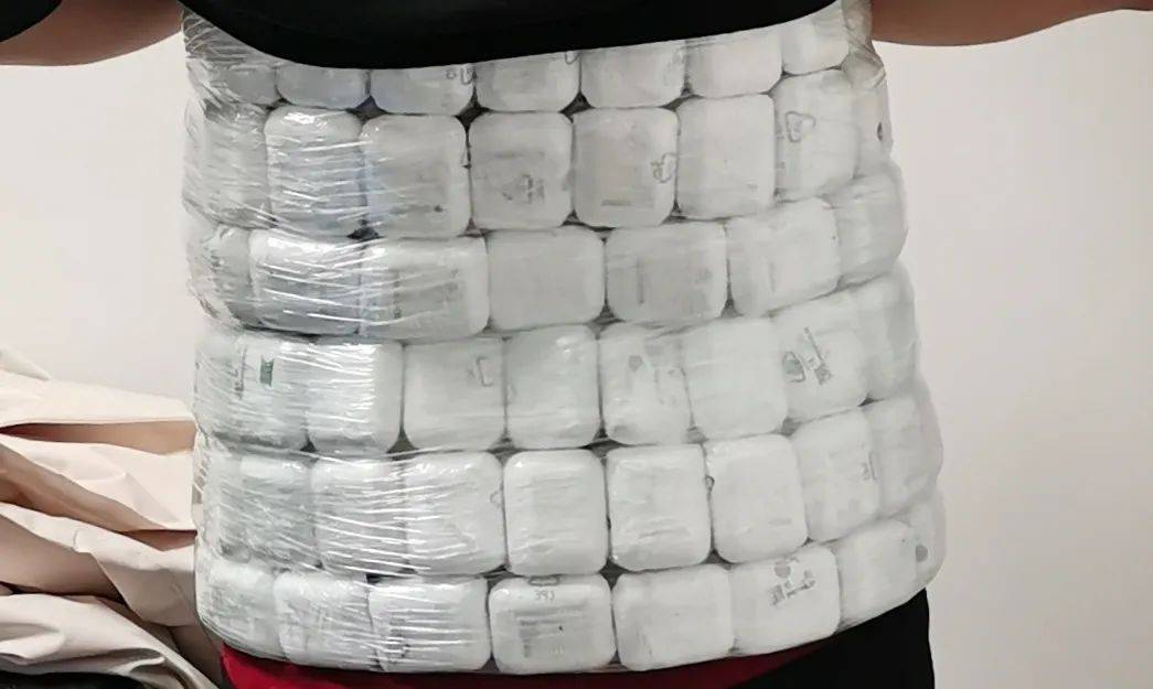 “腹肌男”过海关被查<strong></p>
<p>td币</strong>!腰上竟然绑着100个耳机!