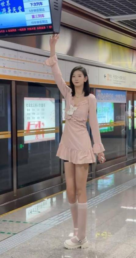 女孩身高2米26貌美如花<strong></p>
<p>td币</strong>，妈妈天天发愁：白长这么漂亮，没人敢追