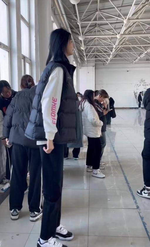 女孩身高2米26貌美如花<strong></p>
<p>td币</strong>，妈妈天天发愁：白长这么漂亮，没人敢追