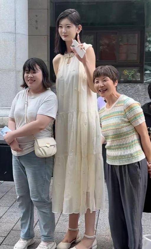 女孩身高2米26貌美如花<strong></p>
<p>td币</strong>，妈妈天天发愁：白长这么漂亮，没人敢追