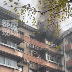 江苏南京一居民楼起火<strong></p>
<p>祥云币</strong>，浓烟滚滚，一女子被困窗外！当地回应