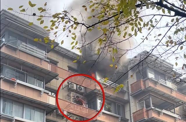 江苏南京一居民楼起火<strong></p>
<p>祥云币</strong>，浓烟滚滚，一女子被困窗外！当地回应