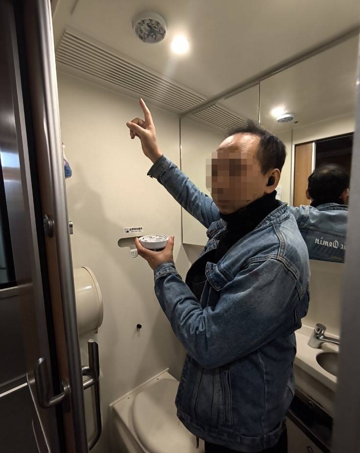 男子为了在动车抽烟防止被查<strong></p>
<p>祥云币</strong>,竟把烟雾报警器给拆了!铁警:拘留