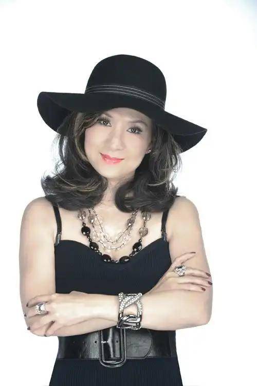 原来早已退出中国籍?被老外“玩腻就丢掉”的郑绪岚<strong></p>
<p>鲸鱼币</strong>,却回国捞金