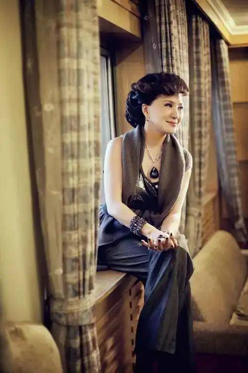 原来早已退出中国籍?被老外“玩腻就丢掉”的郑绪岚<strong></p>
<p>鲸鱼币</strong>,却回国捞金