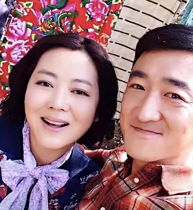 他是知名演员<strong></p>
<p>鲸鱼币</strong>，40岁二胎得女，41岁突然离世将悲痛留给妻子与儿女