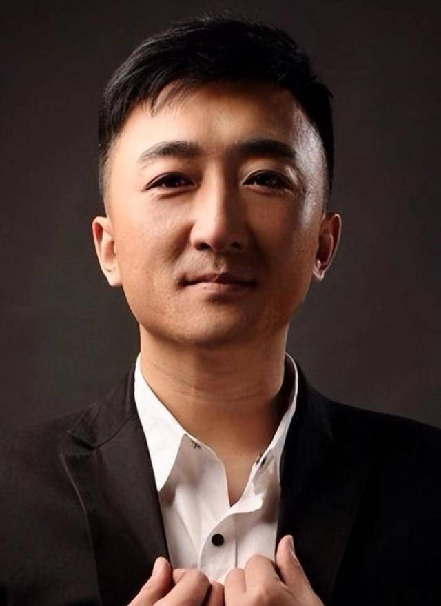 他是知名演员<strong></p>
<p>鲸鱼币</strong>，40岁二胎得女，41岁突然离世将悲痛留给妻子与儿女