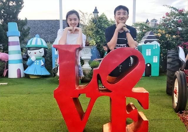 他是知名演员<strong></p>
<p>鲸鱼币</strong>，40岁二胎得女，41岁突然离世将悲痛留给妻子与儿女