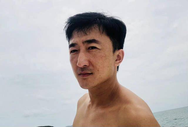 他是知名演员<strong></p>
<p>鲸鱼币</strong>，40岁二胎得女，41岁突然离世将悲痛留给妻子与儿女