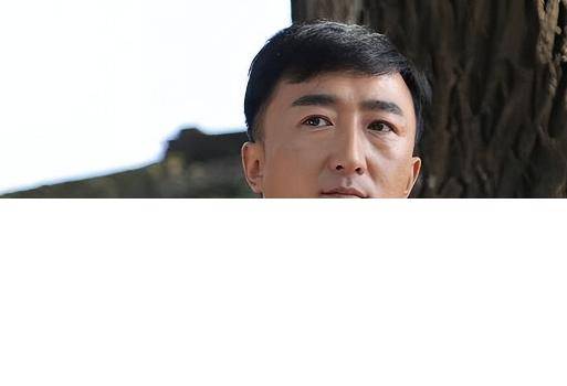 他是知名演员<strong></p>
<p>鲸鱼币</strong>，40岁二胎得女，41岁突然离世将悲痛留给妻子与儿女