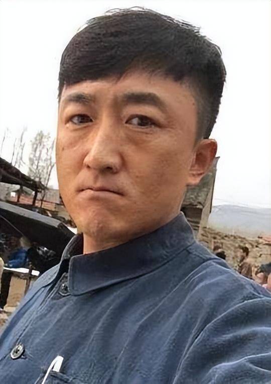 他是知名演员<strong></p>
<p>鲸鱼币</strong>，40岁二胎得女，41岁突然离世将悲痛留给妻子与儿女