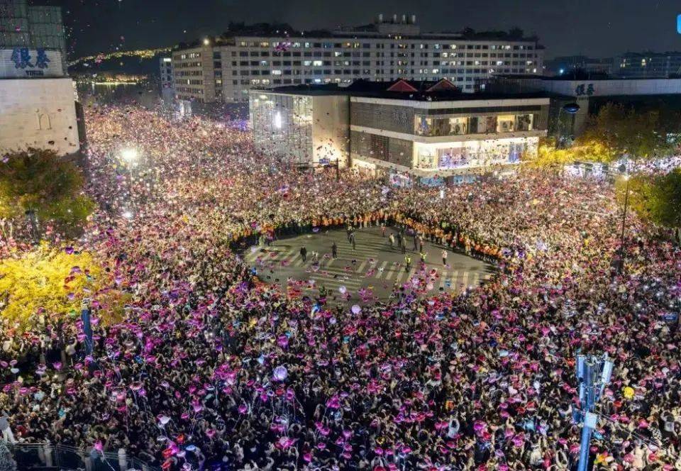 跨年夜在人群里点烟花喷射<strong></p>
<p>新农币</strong>,警方通报:李某(男,22岁)已被采取刑事强制措施