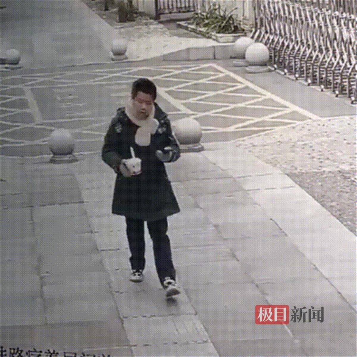 湖北咸宁一学生放学路上捡到手机交给警方<strong></p>
<p>新农币</strong>，民警和失主进校给他送“大礼包”