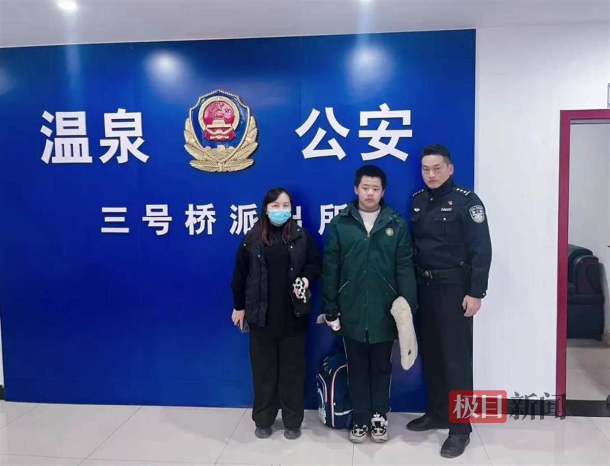 湖北咸宁一学生放学路上捡到手机交给警方<strong></p>
<p>新农币</strong>，民警和失主进校给他送“大礼包”