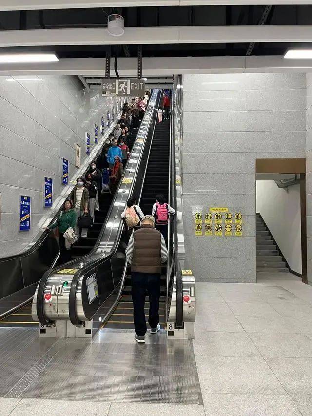 广州出现“超迷你”地铁口<strong></p>
<p>新农币</strong>,仅容两人并排走