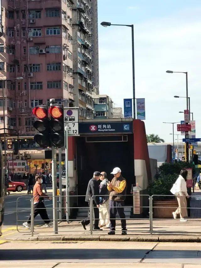 广州出现“超迷你”地铁口<strong></p>
<p>新农币</strong>,仅容两人并排走