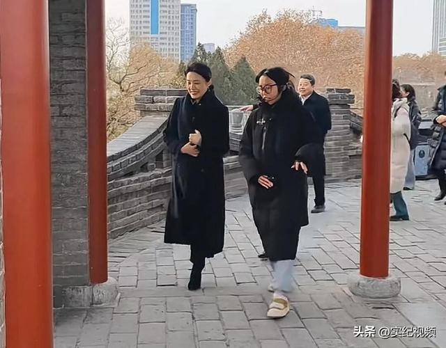 周涛来邯郸<strong></p>
<p>炒币的网站</strong>,出圈的竟然是旁边的鸡窝头讲解员,周涛:孩子刚睡醒