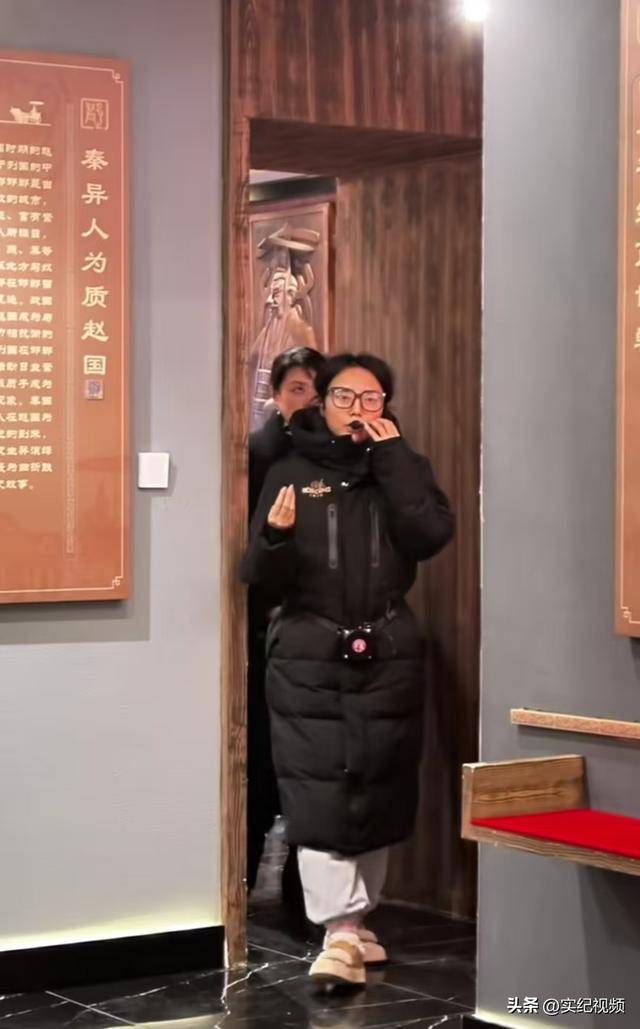 周涛来邯郸<strong></p>
<p>炒币的网站</strong>,出圈的竟然是旁边的鸡窝头讲解员,周涛:孩子刚睡醒