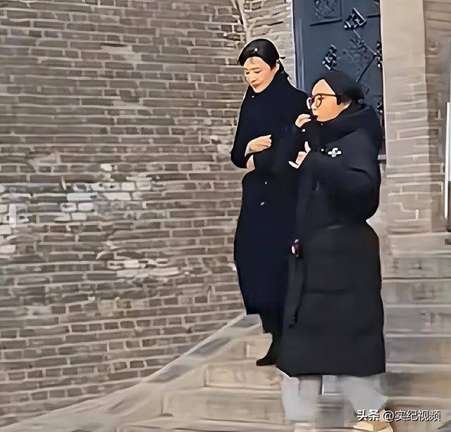 周涛来邯郸<strong></p>
<p>炒币的网站</strong>,出圈的竟然是旁边的鸡窝头讲解员,周涛:孩子刚睡醒